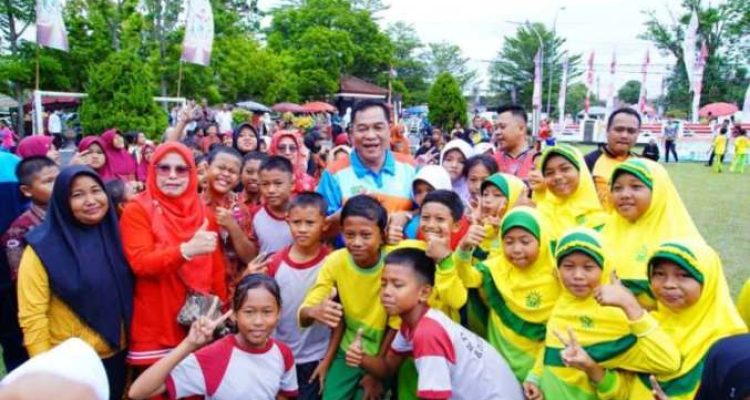 Bupati Muba, M. Toha, foto bersama dengan anak-anak yang mengikuti lomba dalam ranga menyeramakkan perayaan Hari Ulang Tahun (HUT) ke-80 Kemerdekaan Republik Indonesia di Halaman Kantor Bupati, pada hari Rabu, tanggal 13 Agustus 2025. (foto : Dinas Kominfo Muba)
