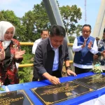 Gubernur Sumsel, Herman Deru, bersama Wakil Gubernur Sumsel, Cik Ujang, dan Bupati Kabupaten Musi Rawas, Ratna Machmud, meresmikan 17 infrastruktur jembatan yang tersebar di berbagai kabupaten dan kota di Sumsel. (SUARAMUSI.ID)