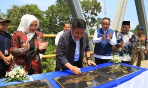 Gubernur Sumsel, Herman Deru, bersama Wakil Gubernur Sumsel, Cik Ujang, dan Bupati Kabupaten Musi Rawas, Ratna Machmud, meresmikan 17 infrastruktur jembatan yang tersebar di berbagai kabupaten dan kota di Sumsel. (SUARAMUSI.ID) Gubernur Sumsel, Herman Deru, bersama Wakil Gubernur Sumsel, Cik Ujang, dan Bupati Kabupaten Musi Rawas, Ratna Machmud, meresmikan 17 infrastruktur jembatan yang tersebar di berbagai kabupaten dan kota di Sumsel. (SUARAMUSI.ID)