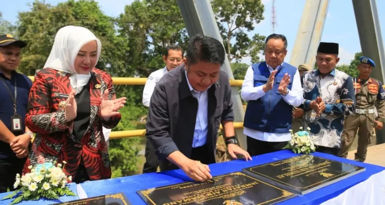 Gubernur Sumsel, Herman Deru, bersama Wakil Gubernur Sumsel, Cik Ujang, dan Bupati Kabupaten Musi Rawas, Ratna Machmud, meresmikan 17 infrastruktur jembatan yang tersebar di berbagai kabupaten dan kota di Sumsel. (SUARAMUSI.ID)