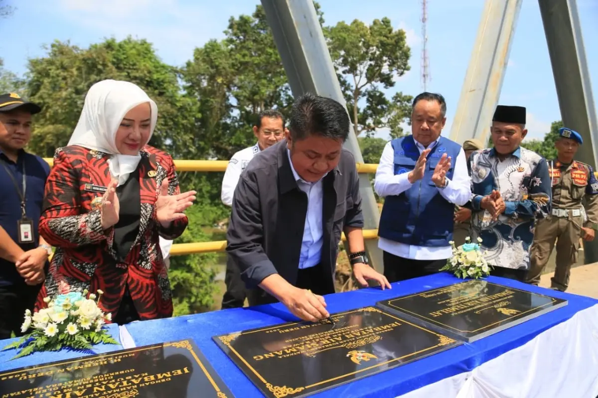 Gubernur Sumsel, Herman Deru, bersama Wakil Gubernur Sumsel, Cik Ujang, dan Bupati Kabupaten Musi Rawas, Ratna Machmud, meresmikan 17 infrastruktur jembatan yang tersebar di berbagai kabupaten dan kota di Sumsel. (SUARAMUSI.ID)