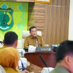 Bupati Kabupaten Muba, Toha Tohet, saat memimpin rapat pembahasan tindak lanjut aspirasi legalisasi usaha penyulingan minyak masyarakat. Pertemuan strategis ini berlangsung di Ruang Rapat Serasan Sekate, Sekayu, pada hari Senin, tanggal 15 Juni 2026. (SUARAMUSI.ID/YONG)