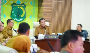 Bupati Kabupaten Muba, Toha Tohet, saat memimpin rapat pembahasan tindak lanjut aspirasi legalisasi usaha penyulingan minyak masyarakat. Pertemuan strategis ini berlangsung di Ruang Rapat Serasan Sekate, Sekayu, pada hari Senin, tanggal 15 Juni 2026. (SUARAMUSI.ID/YONG) Bupati Kabupaten Muba, Toha Tohet, saat memimpin rapat pembahasan tindak lanjut aspirasi legalisasi usaha penyulingan minyak masyarakat. Pertemuan strategis ini berlangsung di Ruang Rapat Serasan Sekate, Sekayu, pada hari Senin, tanggal 15 Juni 2026. (SUARAMUSI.ID/YONG)