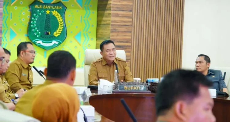 Bupati Kabupaten Muba, Toha Tohet, saat memimpin rapat pembahasan tindak lanjut aspirasi legalisasi usaha penyulingan minyak masyarakat. Pertemuan strategis ini berlangsung di Ruang Rapat Serasan Sekate, Sekayu, pada hari Senin, tanggal 15 Juni 2026. (SUARAMUSI.ID/YONG)