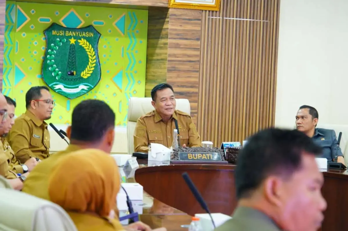 Bupati Kabupaten Muba, Toha Tohet, saat memimpin rapat pembahasan tindak lanjut aspirasi legalisasi usaha penyulingan minyak masyarakat. Pertemuan strategis ini berlangsung di Ruang Rapat Serasan Sekate, Sekayu, pada hari Senin, tanggal 15 Juni 2026. (SUARAMUSI.ID/YONG)